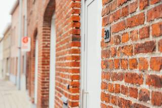 Polyvalente eigendom met ruime, instapklare woning, handelsruimte én enorme loods. Ideaal voor zelfstandigen. De 1.150m² grond heeft ontsluiting aan 2 straatzijden. <br /><br />INDELING: <br /><br />HUIS: <br />Gelijkvloers: Inkomhal - Ruime woonkamer met open en volledig ingerichte keuken - Badkamer voorzien van lavabo, toilet en inloopdouche - Extra bergruimte in de aanbouw. <br /><br />Verdiep +1: Ruime en lichtrijke nachthal - 7 zeer ruime slaapkamers - Toilet en doucheruimte. <br /><br />Verdiep +2: 2 zeer ruime zolders, elk toegankelijke via een aparte trap. <br /><br />WINKEL: <br />Winkelruimte van om en bij de 275m². Dit kan tevens perfect gebruikt worden als opslagruimte. <br /><br />LOODS: <br />Loods van om en bij de 225m². <br /><br />TOTALITEIT: Handelsruimte/opslagruimte 500m²!! <br /><br />ALGEMEEN: <br />- Polyvalente eigendom met tal van mogelijkheden<br />- 275 m² handelsoppervlakte! <br />- 225m² loods voor opslag <br />- Strategische locatie <br />- Gunstig EPC! <br /><br />Bestuursmaatregelen in het maatregelenregister: nee