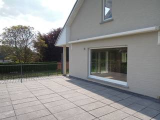 <strong>🌿 Stijlvol wonen in alle rust – bovenverdieping met zonnig terras van 40 m² 🌿</strong><br /><br />In een doodlopende straat vind je deze landelijke woning met twee wooneenheden.<br />De bovenverdieping staat te huur en combineert rust, ruimte en comfort op een bijzonder aangename manier.<br /><br />Via de zij-inkom kom je binnen in een praktische inkomhal met toegang tot de inpandige garage (met sectionale poort), wasplaats en extra berging. Alles netjes en logisch ingedeeld ✔️<br /><br />De gezellige leefruimte baadt in het licht dankzij de vele ramen en wordt extra sfeervol door de siergashaard.<br />Aansluitend vind je de moderne, volledig ingebouwde keuken met kwalitatieve Miele-toestellen.<br />Vanuit de keuken heb je toegang tot het deels overdekte terras achteraan — ideaal voor een koffiemoment of zomeravond.<br /><br />Absolute troef? Het ruime, zonnige terras van maar liefst 40 m², uitgerust met een elektrische zonneluifel ☀️<br /><br />🛏️ De woning beschikt over 2 ruime slaapkamers en een derde, kleinere kamer (ideaal als bureau of dressing).<br />🛁 De badkamer is luxueus ingericht met ligbad, grote inloopdouche, dubbele wastafel en voldoende kastruimte.<br />🚻 Apart gastentoilet aanwezig.<br /><br />Verder is de woning:<br />volledig geschilderd<br />afgewerkt met kwalitatieve materialen zoals parket<br />uitgerust met rolluiken, videofoon en zonneboiler<br />voorzien van een grote zolderberging<br /><br />🔑 Bezoeken steeds op afspraak.<br /><br />Interesse in comfortabel en rustig wonen met dat tikkeltje extra?<br />Neem gerust contact op voor een plaatsbezoek!