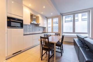 Op zoek naar een instapklare studio op een toplocatie? Deze moderne studio bevindt zich in het bruisende centrum van Antwerpen, op wandelafstand van winkels, gezellige cafés, restaurants en openbaar vervoer.<br /><br />De studio biedt een lichtrijke leefruimte met een moderne open keuken. De keuken is volledig uitgerust en sluit naadloos aan op de woon- en slaapruimte. De badkamer beschikt over een stijlvolle inloopdouche, lavabo, toilet en aansluiting wasmachine.<br /><br />De gemeenschappelijke kosten bedragen €30 per maand. Deze omvatten: onderhoud lift en minuterie gemeenschappelijke delen.<br /><br />Troeven:<br />•Topligging in het centrum<br />•Instapklaar<br />•Energiezuinig<br />•Lage algemene kosten<br />•Beschikbaarheid: 01/05/2026