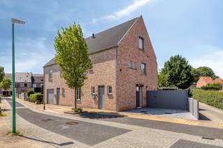Indeling als volgt:<br />Gelijkvloers:<br />U betreedt de woning via de representatieve inkomhal, die toegang biedt tot het afzonderlijke gastentoilet met handenwasser en een praktisch ingebouwde vestiaire (mudroom). Via een hoogwaardig afgewerkte luxe-trap bereikt u de eerste verdieping.<br />Wanneer u doorloopt naar de riante woonkamer, valt meteen het oog voor detail op. De leefruimte is sfeervol afgewerkt met een verlaagd plafond voorzien van inbouwspots en subtiele led-verlichting. Wandpanelen met uitstekende akoestische eigenschappen en een exclusieve, centraal geplaatste cinemawall overtrokken met echt leder geven deze ruimte een luxueuze en warme uitstraling.<br />De lichtrijke leefruimte loopt naadloos over in de moderne, open keuken. Deze droomkeuken is voorzien van alle eigentijdse comforten, waaronder een royale hoeveelheid kastruimte, twee geïntegreerde koelkasten, een ruime diepvriezer, vaatwasser en combi-microgolfoven. Direct aansluitend bevindt zich een ruime, praktische berging met maatwerkkasten, waarin de aansluitingen voor wasmachine en droogkast op ergonomische hoogte zijn ingebouwd.<br /><br />De nachthal op de eerste verdieping geeft toegang tot drie volwaardige slaapkamers (ca. 9m², 12 m² en 12 m²). Daarnaast bevindt zich hier een ruime bureaukamer met een stijlvol, op maat gemaakt zwevend bureau — ideaal voor thuiswerk of als studeerruimte. De stijlvol ingerichte badkamer is uitgerust met een comfortabel ligbad, een strak afgewerkte inloopdouche en een dubbel wastafelmeubel.<br />Verder is er nog een apart toilet en een handige extra berging/dressing.<br /><br />De gehele tweede verdieping is ingericht als een uitzonderlijk royale master suite van circa 60 m2. Deze indrukwekkende ruimte biedt een zee aan plaats en is hoogwaardig afgewerkt met stijlvolle maatwerk inbouwkasten.<br /><br />Troeven:<br />- Hoogwaardige materialen: Consequent gebruik gemaakt van exclusieve, natuurlijke materialen die harmonieus door de gehele woning terugkomen.<br />- Uiterst energiezuinig: Gunstig EPC (E29) met uitstekende isolatiewaarden.<br />Hoogwaardige raambekleding & zonwering:<br />• Buitenzijde: Zwarte, niet-lichtdoorlatende screens/rolluiken, volledig Somfy-gestuurd.<br />• Binnenzijde: Exclusieve, op maat gemaakte Luxaflex Shades.<br />- Luxe terras & buitenleven: Gezellig terras met een premium Harol zonnescherm (meest luxe uitvoering met geïntegreerde LED-verlichting, Somfy-bediend), een sfeervolle lounge en een ruim, op maat gemaakt tuinhuis.<br />- Uitstekende beveiliging: Geavanceerd alarmsysteem voorzien van zowel binnen- als buitenbewaking.<br />- Privacy & Veiligheid: Volledig omheind met een onderhoudsvrije aluminium schutting en afgesloten via een automatische, elektrische poort.<br />- Duurzaam & Technisch hoogstaand: Uitgerust met 10 zonnepanelen, ventilatiesysteem D,<br />waterontharder met drukverhoger en een 10.000L regenwaterput (aangesloten op toiletten en buitenkraan).<br />- Parkeergelegenheid: Inclusief private autostaanplaats.<br />- Toplocatie: Rustig en toch zeer centraal gelegen op wandelafstand van openbaar vervoer, winkels en scholen.<br /><br />(ver-)Kopen of (ver-)huren in Kalmthout, Essen en omstreken?<br />Met vragen kan u altijd bij ons terecht! <br />Dewaele Vastgoed Kalmthout<br /><br />Bestuursmaatregelen in het maatregelenregister: nee