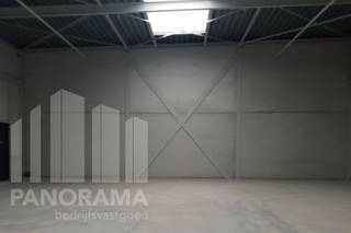 Representatief en uitstekend uitgerust <strong>magazijnruimte van 467 m² te huur, strategisch gelegen langs de Boomsesteenweg (A12)</strong>. Deze eigentijdse bedrijfsruimte combineert functionaliteit met uitstraling, ideaal voor bedrijven die zichtbaarheid, bereikbaarheid én comfort wensen.<br /><br />Het magzijn beschikt over een <strong>vrije hoogte</strong> van <strong>5,6 meter</strong> en is vlot toegankelijk via een <strong>automatische sectionale poort</strong>, aangevuld met een aparte toegangsdeur. De ruimte is volledig geïsoleerd en voorzien van een duurzame polybetonvloer. Daarnaast is de unit uitgerust met een<strong> lichtstraat met rookluik</strong>, wat bijdraagt aan natuurlijk licht en extra veiligheid.<br /><br />Op het terrein zijn <strong>5</strong> <strong>privatieve parkeerplaatsen </strong>voorzien, ideaal voor moderne en toekomstgerichte bedrijfsvoering.<br /><br />Onmiddellijk beschikbaar!<br /><br />Voor bijkomende informatie, plannen of een vrijblijvend plaatsbezoek kunt u contact opnemen met<strong> PANORAMA B2B</strong> via <strong>0477 91 10 00</strong>