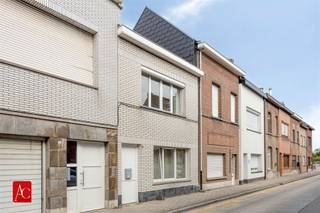 <p>Instapklare gezinswoning met garage en tuin in Boom</p><p>Bent u op zoek naar een comfortabele gezinswoning met een mooie buitenruimte, garage en drie slaapkamers? Dan is deze gesloten bebouwing in Boom zeker een bezoek waard!</p><p>De woning beschikt over een bewoonbare oppervlakte van 140 m² en is gelegen op een perceel van 191 m². Dankzij de praktische indeling, de 3 slaapkamers en de aangename buitenruimte biedt deze woning volop mogelijkheden voor gezinnen, starters of investeerders.</p><p>Achteraan geniet u van een terras en tuin, ideaal om in alle rust te ontspannen, te genieten van een maaltijd buiten of gezellig samen te zijn met familie en vrienden. De aanwezige garage zorgt bovendien voor comfortabel parkeren en extra bergruimte.</p><p>Ook op energetisch en technisch vlak zijn er interessante troeven: de woning beschikt over een EPC-score van 63, wat overeenkomt met een zeer gunstige energieprestatie, onder meer omwille van de zonnepanelen (4920 Wp). Daarnaast is de elektrische installatie conform gekeurd en beschikt de woning over een thuisbatterij.</p><p>Interesse? Maak vandaag nog uw afspraak om dit pand te bezichtigen.</p>