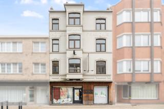 <p><strong>De Panne: renovatieproject met handelsruimte en woonmogelijkheden in het centrum</strong><br /> </p>

<p>Op een topligging in De Panne, vlak bij de markt en op wandelafstand van zee, duinen en de levendige winkelstraat, bevindt zich dit veelzijdige gebouw met tal van mogelijkheden. Dit pand combineert een handelsruimte, garage en meerdere woonverdiepingen, en vormt de ideale opportuniteit voor investeerders of ondernemers die wonen en werken willen combineren. Mits renovatie kan dit eigendom uitgroeien tot een bijzonder rendabel en aantrekkelijk geheel.<br /> </p>

<p><strong>Indeling</strong><br />Het gebouw bestaat uit een gelijkvloerse handelsruimte met verschillende bergingen, kelders, toiletten en een garage. Deze ruimte biedt tal van mogelijkheden voor commerciële activiteiten of herbestemming.<br />Op de verdiepingen bevinden zich drie afzonderlijke woonniveaus. Elk verdiep beschikt over drie slaapruimtes, waarbij elke kamer voorzien is van een eigen sanitaire ruimte.<br /> </p>

<p><strong>Troeven</strong></p>

<ul><li>Gelegen in het centrum van De Panne, op wandelafstand van de winkelstraat, zee en duinen</li><li>Combinatie wonen en werken mogelijk</li><li>Ideaal investeringsproject met hoog potentieel na renovatie</li><li>Garage en ruime opslagmogelijkheden aanwezig</li></ul>
 

<p>Dit pand biedt een unieke kans voor wie op zoek is naar een veelzijdig renovatieproject. Laat uw creativiteit de vrije loop en realiseer hier uw droomproject!<br /> </p>

<p><strong>Meer informatie? Contacteer Frederick via 058/22.41.70.</strong></p>