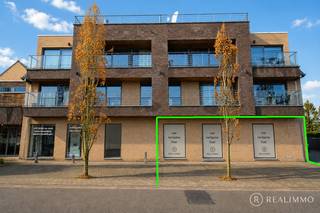 Bent u op zoek naar een veelzijdige handelsruimte, kantoorruimte of polyvalente ruimte met parkeergelegenheid op <strong>een uitstekende locatie in Waregem</strong>? Dan is dit pand zeker het ontdekken waard. Deze instapklare ruimte van 70 m² biedt <strong>tal van mogelijkheden</strong> voor verschillende professionele activiteiten.<br /><br /><strong>Ligging</strong><br />De handelsruimte is pal in het centrum van Waregem gelegen, op een strategische A-locatie. Dankzij de centrale ligging geniet het pand van een uitstekende zichtbaarheid en bereikbaarheid. Een ideale locatie voor wie zijn professionele activiteit op een centrale en goed bereikbare plaats wil vestigen.<br /><br /><strong>Indeling</strong><br />De ruimte heeft een totale oppervlakte van 70 m² en kan flexibel worden ingericht volgens de behoeften van uw activiteit. De mogelijkheden zijn bijzonder veelzijdig: zo kan de ruimte onder meer dienstdoen als winkel, kantoor, praktijkruimte, restaurant of polyvalente ruimte.<br /><strong>Verder beschikt het pand over een toilet en zijn er twee private parkeerplaatsen voorzien.</strong> Heeft u nood aan meer ruimte? Ook dat behoort tot de mogelijkheden. De aanpalende ruimte kan onderverdeeld en bij het geheel worden toegevoegd.<br /><br /><strong>Technisch</strong><br />Het pand wordt verwarmd via centrale verwarming op aardgas en beschikt over een EPC met energielabel B. Daarnaast is er een toilet aanwezig en beschikt de handelsruimte over <strong>vier private parkeerplaatsen</strong>. De ruimte is instapklaar en kan beschikbaar worden gesteld in onderling overleg.<br /><br /><strong>Troeven</strong>
<ul>
<li>A-locatie in het centrum van Waregem</li>
<li>70 m² polyvalente ruimte</li>
<li>Tal van mogelijkheden</li>
<li>Instapklaar</li>
<li>Vier private parkeerplaatsen</li>
<li>Mogelijkheid tot uitbreiding met de aanpalende ruimte</li>
<li>EPC-label B</li>
</ul>
Kortom, deze veelzijdige handelsruimte biedt een uitstekende combinatie van ligging, ruimte en mogelijkheden. Een<strong> ideale opportuniteit</strong> voor ondernemers die op zoek zijn naar een commerciële ruimte op een toplocatie in Waregem.<br /><br /><strong>Contact</strong><br />Interesse of wenst u graag meer informatie of een bezoek? Contacteer Realimmo via 0472/66.56.64 of cedrik@real-immo.be.