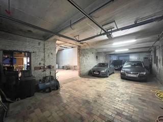 Ontdek dit ruime magazijn, ideaal gelegen in de Rekkemsestraat te Marke.Het gebouw heeft een totale bruikbare oppervlakte van 555 m² en bevindt zich...