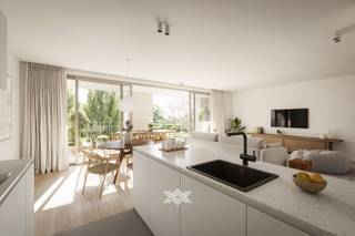 Dit appartement op de tweede verdieping van 71 m² beschikt over een inkomhal met vestiairehoek, een lichtrijke leef- en eetruimte en een open keuken met kookeiland. Vanuit de leefruimte heb je directe toegang tot het aangename terras van 7 m².<br /><br />Het appartement omvat daarnaast een praktische berging met wasplaats, een apart toilet en een slaapkamer uitgerust met een ensuite badkamer voorzien van een lavabo en inloopdouche.<br /><br />Park Vlerick is een nieuwbouwresidentie met 16 appartementen, uitzonderlijk rustig gelegen in een groen binnengebied in het centrum van Zwijnaarde. Dankzij de centrale ligging bevinden alle dagelijkse voorzieningen, van winkels en scholen tot sport en recreatie, zich op wandel- of fietsafstand. Ook de verbindingen met Gent en de nabijgelegen snelwegen zijn uitstekend, wat van deze locatie een ideale uitvalsbasis maakt aan de groene rand van de stad.<br /><br />Het aanbod omvat één-, twee- en drieslaapkamer appartementen, elk met een eigen terras . De gemeenschappelijke parktuin wordt een groene ontmoetingsplek met zitplekken en rustige zones voor jong en oud.<br /><br />Er is slechts een beperkte selectie online te bekijken, ontdek het volledige aanbod op kantoor bij Landbergh door het maken van een afspraak. Steeds welkom voor een vrijblijvende toelichting.