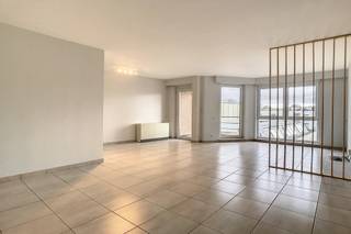 Lichtrijk appartement op de tweede verdieping met terras in het centrum van Tervuren. Inkomhal (3m²) woonkamer (37m²) voorzien van zonneblinden...