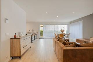 Voor meer info of om een bezoek in te plannen, neem contact op via 016199345 of via pieter.maes@homixx.be.<br /><br />Bent u op zoek naar een gelijkvloers appartement met twee slaapkamers op een centrale ligging in Duffel? Dan is dit appartement exact wat u zoekt! Enkele van de vele troeven: <br />- Uitstekend E-peil (E27);<br />- Mooi terras van 41 m², alsook een ruime bewoonbare oppervlakte van maar liefst 100 m²;<br />- Gelegen vlakbij het centrum van Duffel + vlotte verbinding naar Lier/Mechelen;<br />- Conforme elektriciteit;<br />- Ondergrondse staanplaats (inbegrepen in de vraagprijs);<br />- ...<br /><br />INDELING: <br />Inkomhal, apart toilet, ruime, lichtrijke woonkamer met open keuken - voorzien van alle merktoestellen - berging/wasplaats, badkamer met inloopdouche, bad en lavabo, en twee ruime slaapkamers. Via het schuifraam in de leefruimte heeft u toegang tot het gezellige terras. Verder is er nog een kelderberging voor extra opslagruimte en een ondergrondse staanplaats. <br /><br />Kan u niet wachten om dit appartement te bezoeken? Plan dan snel uw bezoek in via 016199345 of via pieter.maes@homixx.be.
