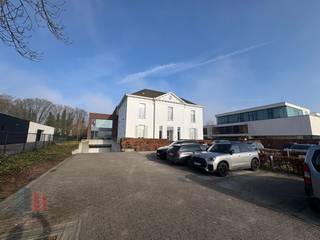 Strategisch gelegen kantoorruimte van 130 m² te huur langs én met fantastische visibiliteit van de bedrijvige Kortrijksesteenweg...