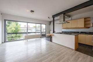 <p><span>Gezellig appartement met 2 slaapkamers en gemeenschappelijke tuin.</span></p><p><span>Het appartement bevindt zich op de tweede verdieping van een klein gebouw en is zeer rustig gelegen in een doodlopende straat op wandelafstand van winkels, openbaar vervoer en Station Kontich-Lint.</span></p><p><span>Indeling:</span></p><p><span>inkomhal met ingemaakte vestiairekast, lichtrijke leefruimte (ca. 34 m²): zithoek, open geïnstalleerde keuken met kookeiland en zitgedeelte met aansluitend het terras, twee slaapkamers (ca. 12 m² en 10 m²), praktische bergkamer (eventueel in te richten als derde slaapkamer/kinderkamer), badkamer met inloopdouche, en een apart toilet. Bij het appartement hoort een privatieve kelder.</span></p><p><span>Extra info:</span></p><p><span>- elektrische installatie is conform het AREI</span></p><p><span>- gunstig EPC Energielabel B</span></p><p><span>- gemeenschappelijke tuin</span></p><p><span>- een garagebox wordt optioneel aangeboden</span></p>
