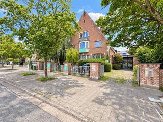 Deze klassevolle villa combineert ruimte, comfort en veelzijdigheid op een perceel van 1.496 m².<br />Met een totale bewoonbare oppervlakte van maar liefst 765 m² (+ volwaardige kelder 211 m²), veel natuurlijke lichtinval en een recente bijbouw biedt deze eigendom tal van mogelijkheden.<br /><br />Op het gelijkvloers verwelkomt een royale inkomhal met vestiaire en gastentoilet u.<br />Verder bevinden zich hier een salon, eetplaats, keuken, bureau en ruime veranda met zicht op terras en tuin. Een afzonderlijke zijingang.<br /><br />De eerste verdieping telt vier ruime slaapkamers en een ruimte voor de inrichting van een badkamer.<br />Op de tweede verdieping bevinden zich drie slaapkamers, een badkamer en een keuken.<br />De derde verdieping biedt nog eens twee slaapkamers en een toilet.<br /><br />De recente bijbouw vormt een bijzondere troef, met een ruime inkom en een polyvalente ruimte van 64 m².<br />Daarboven bevindt zich een studio met badkamer.<br /><br />De villa is volledig onderkelderd, met circa 211 m² kelderruimte, en beschikt over een inpandige garage.<br />De oprit biedt plaats voor vier wagens.<br /><br />Energielabel B – recente CV installatie – grote renovatiewerken uitgevoerd in 2001.<br /><br />Een uitzonderlijk ruime eigendom voor wie royaal wil wonen in een residentiële omgeving.<br /><br />Meer info of bezoek:<br />Peter Hessels op 0473 68 22 47 of via <span>info@arcade-vastgoed.be</span>.