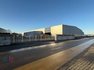 Riant bedrijfsgebouw van +- 7500 m² met magazijnruimte en kantoren te huur op uitstekende locatie op amper 800m van de Steenweg Deinze...