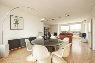 Instapklaar appartement met drie slaapkamers en in totaal 65 m² terras te hartje Antwerpen! <br /><br />Op de vijfde verdieping van een verzorgd gebouw met lift bevindt zich dit lichtrijke en energiezuinige appartement met een gunstig EPC-label B.<br /><br />De ruime leefruimte op parket vloeren geniet van veel natuurlijk licht dankzij de grote schuiframen en geeft rechtstreeks uit op de terrassen. Hier kunt u in alle rust genieten van een aangename buitenruimte met open zicht over de omgeving.<br /><br />De gesloten keuken is praktisch ingericht, voorzien van de nodige toestellen en heeft aansluitingen voor een wasmachine en droogkast. <br /><br />Het appartement beschikt over drie slaapkamers (19 m² - 15 m² - 6 m²). De badkamer is uitgerust met een ligbad met douchefunctie, een dubbele lavabo en een toilet. Daarnaast is er een apart gastentoilet aanwezig.<br /><br />De absolute blikvanger van dit appartement zijn de twee uitzonderlijk zuid- en noordgerichte ruime terrassen van ca. 33 m² en 32 m². Samen bieden ze maar liefst 65 m² aan buitenruimte, een zeldzame troef op deze centrale locatie.<br /><br />Mogelijkheid tot aankoop van een inpandige garagebox aan 30.000 Euro.<br /><br />Belangrijkste troeven: <br /><br />- EPC-label B<br />- 3 slaapkamers<br />- Twee ruime terrassen <br />- Lift aanwezig in het gebouw<br />- Voorzien van airco en warmtepomp<br /><br />Asbestattest en elektrische keuring in aanvraag. <br /><br />113m² bewoonbare oppervlakte cfr EPC. <br /><br />Wenst u een bezoek of meer informatie? Dan kan u ons steeds contacteren via info@dvarealestate.be of via 03/297.00.00.