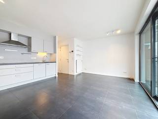 <p>Knus<strong> stadsappartement met terras </strong>op de eerste verdieping dat deel uitmaakt van een rustig complex met <strong>gezellige binnentuin.</strong> Dit lichtrijk appartement is gelegen in het hart van het historische centrum en nabij het H. Conscienceplein. In de heraangelegde Lange Koepoortstraat bevinden zich alle winkels die u nodig heeft. De metro en het centraal station liggen op wandelafstand.<br /><br /><strong>Indeling:</strong><br />Woonkamer op keramische tegel met groot schuifraam naar het terras en een open keuken; hal met wc; slaapkamer met inbouwkast en douchekamer met aansluiting voor wasmachine en droogkast.<br /><br /><strong>Bijzonderheden:</strong></p>
<ul>
<li>EPC B</li>
<li>Ondergrondse kelderberging inbegrepen. Gemeenschappelijke fietsenberging.</li>
<li>Individueel verbruik van water, gas en elektra.</li>
<li>Alg. kosten: € 60-/mnd.</li>
<li>Ondergrondse autostaanplaats mogelijk aan € 130,-/mnd.</li>
<li>Per direct beschikbaar.</li>
</ul>