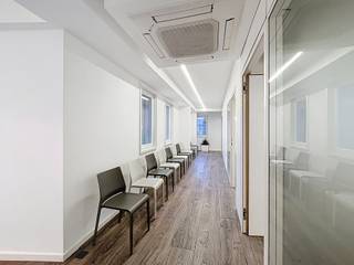 <p><strong>Ligging</strong></p>
<p>Deze exclusieve kantoor- of praktijkruimte bevindt zich op een absolute toplocatie in Sint-Denijs-Westrem. Dankzij de strategische ligging nabij de op- en afrit van de autosnelweg geniet u van een uitstekende bereikbaarheid. De omgeving wordt gekenmerkt door een dynamische mix van bedrijven, winkels en restaurants, wat deze locatie bijzonder aantrekkelijk maakt voor professionele activiteiten.</p>
<p><strong>Beschrijving</strong></p>
<p>Via de verzorgde gezamenlijke inkomhal bereikt u het gebouw op een vlotte en professionele manier. De luxueuze kantoor- of praktijkruimte is gelegen op de eerste verdieping. Bij het betreden van de unit wordt u verwelkomd in een volledig ingericht onthaal, dat meteen een representatieve indruk nalaat. Aansluitend bevindt zich een ruime en comfortabele wachtzaal. Voor de open wachtruimte liggen drie royale, kwalitatief afgewerkte kabinetten/kantoren, ideaal voor diverse professionele activiteiten. Achter het onthaal is een praktische keuken voorzien. Bovendien beschikt deze eigendom over drie ondergrondse parkeerplaatsen, een absolute troef voor u en uw bezoekers.</p>
<span>De maandelijkse kosten: €350<br /><br />Voor inlichtingen en/of bezoek, bel Gwen Moerman 0472/62.03.60</span>