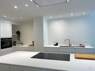<p><span>Modern, bemeubeld appartement vlakbij de zeedijk te Oostende</span></p><p><span> </span></p><p><span>Geniet van een uitstekende ligging in Oostende, op slechts 50 meter van de zeedijk en het bruisende stadscentrum van Oostende.</span></p><p><span>Alle voorzieningen, winkels, restaurants en ontspanning bevinden zich binnen handbereik.</span></p><p><span>Dit 2-slaapkamer appartement werd recent gerenoveerd met oog voor kwaliteit en comfort, waarbij gebruik werd gemaakt van hoogwaardige materialen, waaronder een prachtige parketvloer.</span></p><p><span>Dit appartement wordt bemeubeld verhuurd.</span></p><p><span> </span></p><p><span>Indeling: inkomhal, toilet, badkamer, ruime woonkamer met open keuken, eerste slaapkamer met ensuite badkamer, tweede slaapkamer.</span></p><p><span> </span></p><p><span>Troeven:</span></p><p><span>- Hoogwaardige materialen</span></p><p><span>- Toplocatie</span></p><p><span> </span></p><p><span>Informatie:</span></p><p><span>- Beschikbaarheid: 15/01/2027</span></p><p><span>- Huurprijs: € 1.200 huur + € 130 syndicuskosten + € 40 internet en TV = € 1.370/maand</span></p><p><span>- Huurwaarborg: 3 maanden huur</span></p><p><span>- Extra kosten: eenmalige koste ten laste van de huurder voor de plaatsbeschrijving</span></p><p><span> </span></p><p><span>Interesse? neem contact op met Yana via 09 227 08 90 of yana@heritagevastgoed.be</span></p><p><span> </span></p>