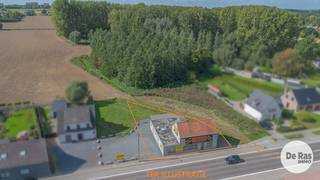 OPWIJK - Bestaand handelspand met ontwikkelingspotentieel <br /><br />Dit commercieel gelegen handelspand beschikt over een gelijkvloerse open ruimte van ca. 250 m² en biedt daarnaast aanzienlijke buitenruimte. Dankzij de ruime oppervlakte en de flexibele indeling is het pand geschikt voor tal van activiteiten en doeleinden.<br /><br />Ontwikkelingsmogelijkheden: naast het pand bestaat de mogelijkheid om de aanpalende grond aan te kopen voor € 125.000. Hierdoor ontstaan er op termijn interessante ontwikkelingsmogelijkheden, waarbij een nieuwbouwproject met commerciële ruimtes op het gelijkvloers en woongelegenheden op de verdiepingen tot de mogelijkheden zou kunnen behoren.<br /><br />Een interessante opportuniteit voor ondernemers, investeerders of ontwikkelaars die op zoek zijn naar een commercieel gelegen pand met zowel directe gebruiksmogelijkheden als toekomstig potentieel.<br /><br />Voor meer informatie of een bezoek ter plaatse, kan u ons steeds contacteren: 053/60.65.60.