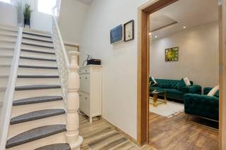Ontdek deze instapklare woning in Mechelen met een praktische indeling en aangename lichtinval. De woning beschikt over een ruime en gezellige woonruimte met aansluitende eetkamer, ideaal voor het ontvangen van familie en vrienden.
De keuken sluit mooi aan op de leefruimte en biedt alle comfort voor dagelijks gebruik. Verder is er een badkamer met douche en toilet, evenals een aparte bergruimte voor extra opslag.
De zeer ruime hoofdslaapkamer vormt een echte troef en bestaat uit een slaapgedeelte, een dressing en een eigen douchekamer. Vanuit deze kamer heeft u bovendien directe toegang tot het terras. Daarnaast beschikt de woning nog over drie bijkomende slaapkamers.

Tot slot geniet u van twee ingesloten terrassen met aangename zoninval, waar u in alle rust kan ontspannen.

De woning is gelegen op een aangename en centrale locatie met vlotte verbinding naar winkels, scholen, openbaar vervoer en belangrijke invalswegen. Het bruisende centrum van Mechelen bevindt zich op korte afstand, waardoor u geniet van alle stedelijke voorzieningen binnen handbereik.
Een ideale woning voor wie op zoek is naar ruimte, comfort en een gunstige ligging in hart van Mechelen.

📞 Interesse? Neem gerust contact op voor meer informatie of een bezoek via: laura@immoaccenta.be. 