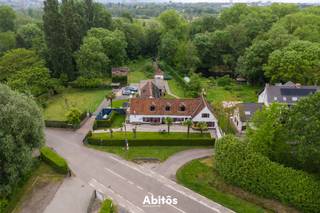 Gelegen in een oase van groen bevindt zich deze <strong>uitzonderlijke en karaktervolle eigendom</strong> van <strong>6.546 m²</strong>, welke deel uitmaakt van het historisch gekende “goed der Assels”. Een plek waar geschiedenis en beleving naadloos samenvloeien. Het geheel omvat een succesvol en sfeervol restaurant (40 zitplaatsen binnen en 50 op het zonnige terras) en een charmante hoevewoning, beide met roots in het begin van de 19de eeuw, omgeven door een prachtig park- en bosgedeelte dat uitnodigt tot onthaasten en genieten.<br /><br />Deze eigendom biedt bovendien interessante toekomstmogelijkheden. Zo kan het restaurant verder uitgebaat worden zoals vandaag, maar leent het geheel zich evengoed tot een heroriëntatie waarbij het pand volledig als ruime en unieke privéwoning wordt benut, of een combinatie van wonen en werken wordt overwogen.<br /><br />De ligging is even sterk als het pand zelf: vlak bij de <strong>Blaarmeersen </strong>en met een directe <strong>verbinding naar de R4</strong>, terwijl u toch volledig in het groen vertoeft. <strong>Ruime parkeermogelijkheden voor circa 50 wagens</strong> maken het plaatje compleet en versterken het commerciële en residentiële potentieel van dit unieke geheel.<br /><br />Laat u verleiden door de charme en het potentieel van deze <strong>zeldzame opportuniteit</strong>. Ontdek het volledige verhaal op de Abitos-website met foto’s, video, virtuele rondleiding, plannen en alle relevante documenten.<br /><br />Het pand is opgenomen in de vastgestelde inventaris van bouwkundig erfgoed, wat de historische waarde en het authentieke karakter onderstreept. Bij eventuele ingrijpende verbouwingen dient hiermee rekening gehouden te worden.<br /><br />Laat u verder begeleiden in dit bijzondere verhaal. Contacteer Jan voor meer informatie of een bezoek:<br />📞 Jan: 0475 58 00 38<br />📧 jan@abitos.be