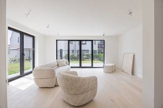 <br />Indeling: Inkomhal met gastentoilet, zitruimte met toegang tot de tuin met zongericht terras. Ruime leefkeuken. Berging.<br />Op de eerste verdieping: 3 slaapkamers, twee douchekamers, apart toilet.<br />Op de tweede verdieping: twee slaapkamers en badkamer (ligbad, dubbele lavabo, toilet)<br />
