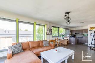 Op de tweede verdieping bevindt zich dit appartement met een<strong> ruime leefruimte</strong>, <strong>twee slaapkamers</strong> en<strong> twee terrassen</strong>. <br /><br />Vanuit de inkomhal kom je rechts in de leefruimte. Dankzij de <strong>grote ramen</strong> valt hier veel daglicht binnen en via het schuifraam bereik je het eerste terras. De<strong> open keuken</strong> sluit aan op de leefruimte, met daarnaast een berging/ technische ruimte waar plaats is voor een wasmachine. <br /><br />Terug in de gang ligt eerst de <strong>eerste slaapkamer</strong>. Verderop bevinden zich het <strong>apart toilet</strong> en de<strong> badkamer met ligbad</strong> en dubbele wastafel. Aan het einde van de gang kom je in de ruime tweede slaapkamer, die toegang geeft tot het grote terras. <br /><br />Een<strong> carport is inbegrepen in de prijs</strong>. Het appartement is momenteel verhuurd, wat het ook interessant maakt voor wie op zoek is naar een investering.<br /><br />Voor meer informatie en een bezoek, neem dan contact op met <strong>Debora </strong>via<strong> debora@convas.be</strong>