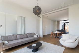 Bemeubeld ruim appartement gelegen in het hart van Antwerpen, nabij 't Zuid, biedt een perfecte combinatie van comfort en stadse levensstijl. Met een bewoonbare oppervlakte van 120 m² beschikt het over twee ruime slaapkamers, ideaal voor gezinnen, koppels of als werkruimte thuis.<br /><br />De moderne badkamer is zorgvuldig afgewerkt en biedt alle voorzieningen die u nodig heeft voor dagelijks gemak. De lichte en open leefruimte creëert een uitnodigende sfeer waar u heerlijk kunt ontspannen en gasten kunt ontvangen.<br /><br />Dankzij de centrale ligging geniet u van een uitstekende verbinding met het stadscentrum, openbaar vervoer, winkels en culturele hotspots. Dit appartement is een ideale uitvalsbasis voor wie het beste van Antwerpen wil ervaren in een comfortabele woonomgeving.<br /><br />Huurprijs: 1995 euro/maand<br />Beschikbaarheid: onmiddellijk<br /><br />