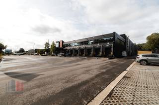 Logistiek magazijn met een oppervlakte van 17.398 m² (andere oppervlaktes mogelijk) met 549 m² kantoor te huur. Strategisch gelegen op een...