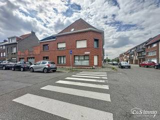 Bent u op zoek naar een ruime gezinswoning met veel mogelijkheden en lichtinval? Deze hoekwoning combineert wooncomfort, praktische indeling.Op de...