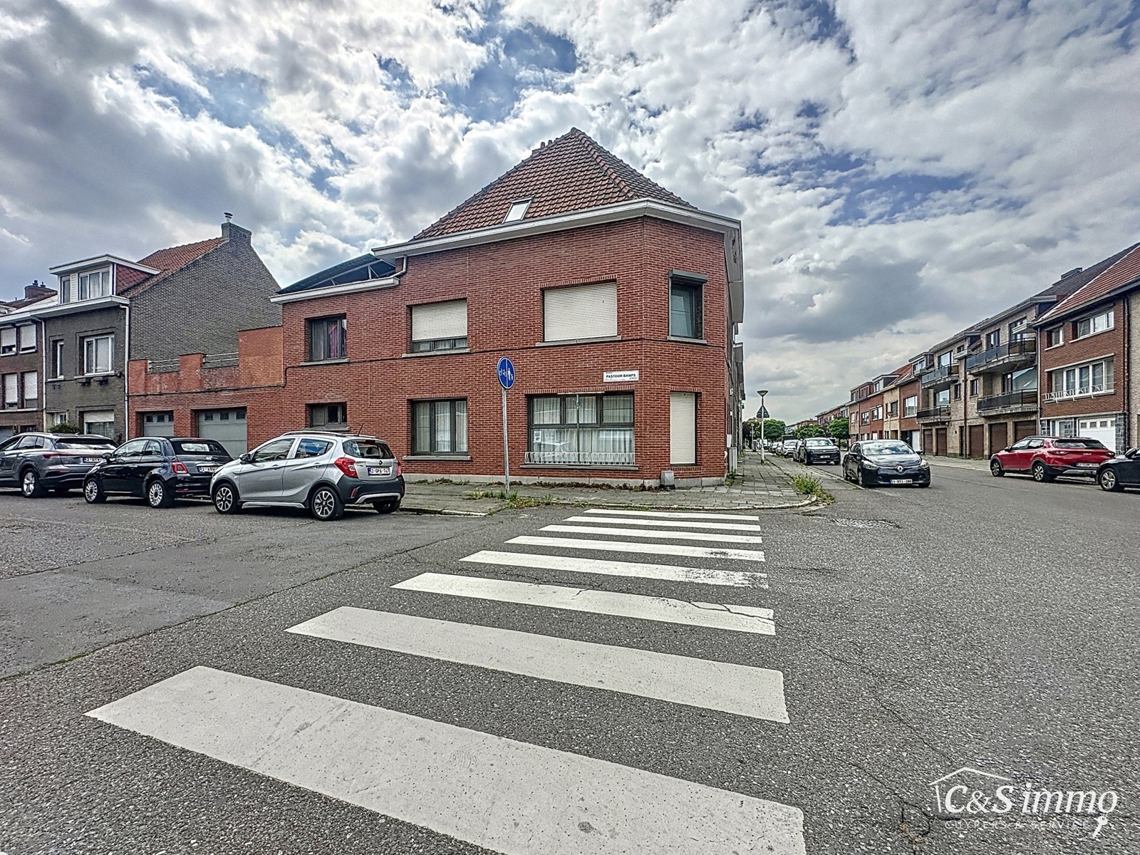 Ruime hoekwoning met 6 kamers, 2 garages en zonnepanelen - foto 3