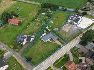 <p><span>Ontdek deze gelijkvloerse woning (1971) met bewoonbare opp 220m² op een terrein van ca 39are in Deurne bij Diest!</span></p><p><span> </span></p><p><span>Ben jij op zoek naar een instapklaar gelijkvloerse en onderhouden woning met ruimte, rust en een weide met stallen? Dan is deze woning in Deurne absoluut iets voor jou.</span></p><p><span> </span></p><p><span>U woont hier comfortabel op het gelijkvloers, ideaal met het oog op lang thuis wonen. De woning beschikt over 4 kamers, een inpandige garage en een zolder die nog naar wens ingericht kan worden. De lichtrijke keuken en leefruimte geven allebei rechtstreeks uit op het mooie overdekte terras, waar u in alle rust geniet van het groen rondom.</span></p><p><span> </span></p><p><span>Ook buiten is er veel te ontdekken: een tuinhuis, een ruime schuur, 2 stallen op de weide en plaats voor paarden, geiten, alpaca's of reeën. Een unieke plek voor wie houdt van buitenleven, dieren en extra ruimte.</span></p><p><span>De troeven op een rijtje:</span></p><p><span>* Gelijkvloers = lang blijven wonen, geen trappen</span></p><p><span>* 4 slaapkamers</span></p><p><span>* Elektriciteit is conform</span></p><p><span>* Inpandige garage, met mogelijkheid tot toonzaal (vergund) + reclameborden op palen (vergund)</span></p><p><span>* Ideaal voor bijberoep</span></p><p><span>* Ruime droge kelder</span></p><p><span>* Zolder die nog ingericht kan worden</span></p><p><span>* Weide met 2 stallen</span></p><p><span>* Ruime schuur</span></p><p><span>* Mooi tuinhuis</span></p><p><span>* Overdekt terras met avondzon</span></p><p><span>* Rolluiken op de ramen</span></p><p><span>* Dichtbij E313 en verbindingsweg van Diest naar Tessenderlo-Ham</span></p><p><span> </span></p><p><span>Kom de sfeer en deze gelijkvloerse woning met grote weide zelf ervaren tijdens een bezoek. Bel 013 31 25 22 of mail naar wendy@immodiest.be We leiden u graag met de glimlach rond. Ondertussen kan u de virtuele tour bekijken.</span></p>