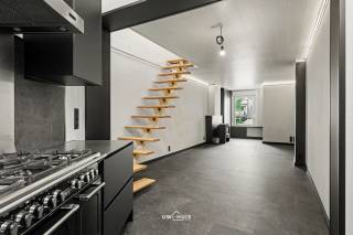 Ben je op zoek naar een instapklare starterswoning waar je zonder zorgen kan intrekken? Dan is deze volledig gerenoveerde woning in Haasdonk zeker een bezoek waard. Dankzij de kwalitatieve afwerking, de moderne technieken en de gezellige tuin met zicht op de velden is dit de ideale woning voor starters, jonge gezinnen of investeerders.<br /><br />Je komt binnen in de inkomhal, waarna je doorloopt naar de lichtrijke leefruimte die naadloos overgaat in de volledig nieuwe keuken. De keuken werd nog niet gebruikt en is uitgerust met alle nodige toestellen. Verder beschikt het gelijkvloers over een praktische berging en een moderne badkamer met inloopdouche en toilet.<br /><br />Op de eerste verdieping bevinden zich 2 slaapkamers, waarvan één voorzien is van een gezellige mezzanine, ideaal als extra slaapruimte, bureau of hobbyhoek. Op deze verdieping is bovendien een airco-unit aanwezig voor extra comfort. Daarnaast is er ook nog een apart toilet.<br /><br />Buiten geniet je van een onderhoudsvriendelijke tuin met een gezellig terras en een praktische buitenberging. Het perceel heeft een oppervlakte van 255 m².<br /><br />Extra troeven:<br />- Nieuw dak<br />- Overal hoogrendementsglas<br />- Conforme elektriciteit<br />- Geen renovatieplicht<br />- Ingebouwde ledverlichting doorheen de woning<br />- Airco aanwezig op de verdieping<br /><br />Een perfect afgewerkte woning waar kwaliteit, comfort en een centrale ligging hand in hand gaan.<br /><br />Contacteer ons via 052 46 38 03 voor meer informatie of een bezoek.<br />