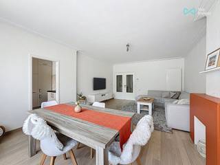 <p><span>In een kleinschalig en goed onderhouden gebouw met lage gemeenschappelijke kosten, bieden wij dit lichtrijke en energiezuinige appartement aan. Ideaal voor starters, koppels of investeerders.<br /><br /><strong>Indeling en kenmerken:</strong></span></p>
<ul>
<li><span>Ruime woonkamer met veel lichtinval</span></li>
<li><span>2 grote slaapkamers</span></li>
<li><span>Volledige parketvloer in leefruimte en slaapkamers</span></li>
<li><span>Recente, volledig uitgeruste keuken (gasfornuis, ingebouwde ijskast, vaatwasser, oven, …)</span></li>
<li><span>Klein terras aan de achterzijde, toegankelijk via de slaapkamer</span></li>
<li><span>Badkamer met douche, lavabomeubel en aansluiting voor wasmachine</span></li>
<li><span>Afzonderlijk toilet</span></li>
<li><span>Ruime inkomhal</span></li>
<li><span>Kelderberging inbegrepen</span></li>
<li><span>Individuele condensatieketel (energiezuinig)</span></li>
<li><span>EPC-label A</span></li>
</ul>
<p><span><strong>Ligging:</strong><br />Gelegen in een rustige straat in Wilrijk, dichtbij winkels, openbaar vervoer en belangrijke invalswegen. Een uitstekende locatie met vlotte verbindingen naar zowel centrum als autosnelwegen.<br /><br /></span><span>Garagebox voorzien van automatische poort en elektriciteit verplicht bij aan te kopen: € 25.000<br /><br /></span><span>Interesse? Plan snel uw bezoek!</span></p>