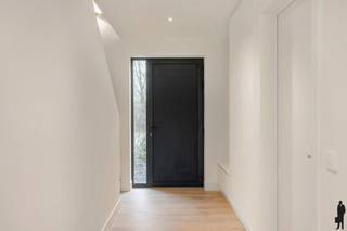 <p>Moderne, kwalitatieve <strong>nieuwbouwwoning</strong> met warmtepomp en zonnepanelen en <strong>weids</strong> groen uitzicht.</p>
<p>Deze recente en kwalitatieve nieuwbouwwoning met strakke belijning, met warme rode gevelsteen en zwart aluminium accenten is gelegen in een rustige, <strong>doodlopende straat</strong> in Essen-Heikant en combineert hedendaags wooncomfort met energiezuinige technieken en een prachtig weids zicht achteraan.<br /><br /><strong>Indeling</strong>:<strong><br />Gelijkvloers</strong><br />-Bij het binnenkomen wordt u verwelkomd in een stijlvolle inkomhal voorzien van<strong> ingemaakte kasten </strong>met geïntegreerde indirecte verlichting<br />-Apart gastentoilet met handenwasser en stijlvolle patroontegel<br />-<strong>Ruime leefruimte </strong>met grote raampartijen<br />-Moderne, <strong>luxueuze open leef keuken </strong>en straalt<strong> </strong>rust en verfijning uit en is volledig uitgerust met:<br />Combi-oven, dampkap met filtersysteem, inductievuur, vaatwasser, geïntegreerde koelkast, geïntegreerde diepvries<br />-Heel de beneden verdieping wordt verwarmd met <strong>vloerverwarming</strong><br /><br /><strong>Verdieping:</strong><br />-De bovenverdieping beschikt over <strong>3 volwaardige slaapkamers,</strong> allen afgewerkt met mooie parketegel en voorzien van vloerverwarming<br />-De luxueuze badkamer is een echte eyecatcher en werd afgewerkt met<strong> hoogwaardige materialen,</strong> waaronder een stijlvolle terrazzo-accentwand<br />De badkamer beschikt over:<br />-Dubbele lavabo met meubel en spiegelkasten<br />-Ruime inloopdouche met glazen wand<br />-Tweede toilet<br />-Handdoekverwarmer<br /><br /><strong>Garage &amp; buitenruimte:</strong><br />-Veilige, afgesloten garage met automatische poort<br />-Ingemaakte kast in de garage<br />-Buitenkraan voorzien<br />De woning beschikt over een<strong> volledig omheinde tuin</strong> met nieuw geplaatste afsluiting en een aangelegd terras<br />Achteraan geniet u van een weids groen zicht zonder directe inkijk<br /><strong><br />Troeven:</strong><br />-<strong>Warmtepomp</strong> lucht-water<br />-<strong>Vloerverwarming</strong> overal (behalve garage)<br />-Voor 2730Wp aan 4 <strong>zonnepanelen</strong> <br />-<strong>Regenwaterput</strong> van 10.000 liter<br />-Aluminium ramen met extra geïsoleerde profielen<br />-Op de constructie(390.000€) wordt 21% BTW gerekend en 12% op het grondaandeel(160.000€)</p>
<p>-<strong>BEN-</strong>woning<strong><br />- Bijgebouw </strong>12m2 kan bijgeplaatst worden<br /><br />Deze woning<strong> combineert energiezuinig wonen, moderne afwerking</strong> en een<strong> top ligging in Essen</strong><br />Ideaal voor gezinnen of wie comfortabel en toekomstgericht wil wonen.</p>