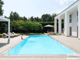 <span>CONTACT </span><br /><span>Jeroen Vandormael: jeroen@vastgoedvalkenborgh.be | 0498/05.76.72 <br /><br />In één van de meest gegeerde villawijken van Bolderberg, verscholen achter een statige automatische toegangspoort en omsloten door een hoge, weelderige haag, bevindt zich deze uitzonderlijke eigendom.<br />Een oase van rust, verfijning en ultieme privacy – perfect voor wie het beste uit wonen wil halen. <br /><br />De prachtig aangelegde tuin vormt het hart van de buitenbeleving. Een imposant overloopzwembad glinstert in de zon en wordt vergezeld door een luxueus overdekte jacuzzi. Het riante poolhouse doet eerder denken aan een volwaardige extra woonruimte, compleet met de mogelijkheid om een keuken te installeren (alle voorzieningen aanwezig). Hier vindt u tevens een hypermoderne sauna, een aparte wellnessruimte met inloopdouche en toilet, én een volledig overdekt terras met geïntegreerde zonnewering en schuifbare lamellenplafonds, waarmee u het licht en de schaduw volledig naar wens regelt. <br /><br />Het poolhouse is bovendien voorzien van een ruime kelder – ideaal voor de creatie van een privéfitness – én een aparte technische ruimte voor het zwembad. <br /><br />De villa zelf is een toonbeeld van hedendaagse architectuur, waarbij licht, ruimte en hoogwaardige afwerking centraal staan. Op het gelijkvloers vindt u naast de indrukwekkende inkomhal een multifunctionele kamer, perfect als slaapkamer of kantoor. De leefruimtes zijn royaal en baden in het licht, met maatwerk kastenwanden die een naadloze integratie van design en functionaliteit garanderen. </span><br /><span>De keuken is hyper-geïnstalleerd en voorzien van de nieuwste apparatuur, waarbij kookplezier en esthetiek hand in hand gaan. <br /><br />Op de eerste verdieping bevinden zich drie riante slaapkamers. De master suite biedt een eigen badkamer met ligbad, inloopdouche, toilet en een ruime inloopdressing die desgewenst nog met maatkasten kan worden aangevuld. De overige slaapkamers delen een afzonderlijke, eveneens zeer royale badkamer met inloopdouche. Zowel op het gelijkvloers als op de verdieping is een gastentoilet voorzien. <br /><br />Deze villa combineert exclusiviteit, comfort en ultieme privacy met een ligging die synoniem staat voor prestige. Een zeldzame parel voor wie alleen genoegen neemt met het allerbeste. </span><br /><br />INDELING <br />Gelijkvloers: <br />Automatische toegangspoort, royale inkomhal met open vide en apart gastentoilet, kantoorruimte of slaapkamer, sfeervolle woonkamer met tv-hoek en gashaard, ruime eetkamer, luxueus ingerichte keuken met aansluitend een toegangsdeur naar het deels overdekte terras, en een ruime berging met technische voorzieningen. <br /><br />Het zeer ruime poolhouse, afzonderlijk toegankelijk, is uitgerust met een stijlvolle woonkamer/ontspanningsruimte, een hypermoderne sauna, een aparte douche en toilet, en een ruimte die ingetekend staat als keuken en reeds over alle nodige aansluitingen beschikt.<br />Onder het poolhouse bevindt zich een riante kelder, ideaal voor een fitness of polyvalente ruimte, met daaraan grenzend de technische ruimte van het zwembad. De overdekte jacuzzi sluit naadloos aan op een royaal terras met een hoogwaardige overkapping, voorzien van elektrisch bedienbare screens en verstelbare lamellenpanelen. <br /><br />Verdieping: <br />Via de stijlvolle overloop/nachthal, voorzien van een apart gastentoilet, bereikt u drie uitzonderlijk ruime slaapkamers. De master suite beschikt over een volledig uitgeruste privébadkamer met ligbad, inloopdouche, toilet en een royale inloopdressing, die desgewenst nog met maatkasten kan worden afgewerkt. De overige twee slaapkamers delen een afzonderlijke, eveneens volledig ingerichte badkamer met inloopdouche en hoogwaardige afwerking. Over de hele verdieping zijn bovendien doordachte opbergoplossingen geïntegreerd, waardoor functionaliteit en elegantie hand in hand gaan. <br /><br />TROEVEN <br />- hoogwaardige afwerking <br />- instapklaar en met zorg onderhouden <br />- ruim en lichtrijk met aangename leefruimtes <br />- aantrekkelijke, privatieve tuin, ideaal om van de zon te genieten <br />- apart bureau (vrij beroep mogelijk) <br />- hoogwaardig afgewerkte keuken <br />- voldoende bergruimte <br />- tal van ingebouwde kasten (maatwerk) <br />- alarmsysteem en camerabewaking <br />- royaal buitenzwembad (warmtepomp) <br />- overdekte jacuzzi <br />- sauna <br />- poolhouse <br />- meerdere (overdekte) terrassen voor optimaal genot van de zon <br />- volledig omheind perceel met volledige privacy en goede oriëntatie <br />- aangelegde parkeerplaatsen op het terrein <br />- zeer rustige ligging in een gegeerde buurt <br />- vlotte bereikbaarheid van de autostrade <br />- stijlvolle en mooie architectuur <br />- gunstig EPC <br />- grote raampartijen zorgen voor een mooie natuurlijke lichtinval <br />- 3/4 slaapkamers <br />- gelegen op wandel- en fietsafstand van het centrum van Bolderberg <br />- ruime kelder met veel opslagmogelijkheden <br />- airco’s<br /><br />BEKNOPT <br />Bewoonbare opp: 358 m² <br />EPC: 84 kWh / (m² per jaar) – A Label <br />CV: vloerverwarming - aardgas <br />Jaar einde opbouw: 2011 <br />Vraagprijs: Op aanvraag <br /><br />Meer info: www.vastgoedvalkenborgh.be of via 0498/05.76.72 <br />