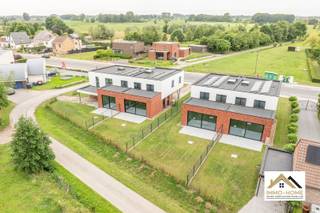 Deze prachtige BEN-woningen, is de laatste die nog te koop staat en ligt net over de grens van Lokeren, vormen een bijzonder ijkpunt in het landschap. Hun moderne architectuur is gecombineerd met een uitstekende materiaalkeuze en een doordachte indeling. Via een eigen ruime oprit, deze MET CARPORT, kom je tot aan een dubbele toegang : enerzijds is er een ruime fietsenberging die je via de technische ruimte met veel plaats voor oa. wasmachine tot in de keuken brengt, en anderzijds is er een mooie inkomhal (met gastentoilet) waar je je vrienden en familie in stijl ontvangt. Zo kom je ook verder tot in de zeer lichtrijke leefruimte met klassevolle open keuken, met de bijzondere aandachtstrekker die het landelijke achterland vanuit elke hoek van de ruimte vormt. De gevelbrede en hoge raampartij achteraan zorgt ervoor dat de omgeving bijna letterlijk de woning wordt binnengetrokken. Op de eerste verdieping is er rond de ruime overloop plaats voor drie mooie slaapkamers, een apart toilet en een luxueuze badkamer met zowel een riante inloopdouche als een ligbad. Genieten van het buitenleven en het uitzicht kan je doen in de mooie omheinde tuin. De 9 zonnepanelen op het dak zorgen voor je eigen energie, en de vloerverwarming zorgt voor een heel aangenaam binnenklimaat. Inschrijven voor bezoekdag via mail naar xenia@immo-home.be, geen telefonische inschrijvingen! Volg ons op Fb en Insta. Voor meer info: www.immo-home.be. GRATIS SCHATTING & GRATIS FINANCIEEL ADVIES