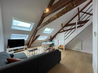 Op een toplocatie in het historische centrum van Gent, tussen het Sint-Annaplein en de Zuid, bevindt zich dit prachtig totaal gerenoveerde dakappartement.<br />Gelegen in een karaktervolle herenwoning combineert deze eigendom authentieke charme met hedendaags wooncomfort.<br />(3de verdieping - geen lift)<br /><br />Het appartement omvat een inkomhal met vestiaire en gastentoilet, een ruime en lichtrijke leefruimte met een volledig ingerichte open keuken, een ruime slaapkamer met aansluitende moderne doucheruimte en een open mezzanine die perfect kan dienen als bureau of hobbyruimte.<br /><br />Algemene info:
<ul>
<li>Privatieve kelderberging;</li>
<li>Centrale verwarming op gas;</li>
<li>EPC: 126 kWh/m² jaar;</li>
<li>Algemene kosten: €50/maand;</li>
<li>Onmiddellijk beschikbaar.</li>
</ul>
Een unieke woonkans op een absolute toplocatie in Gent.<br /><br />Bezoek mogelijk op afspraak met Arcade Vastgoed.