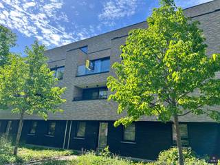 MODERN APPARTEMENT MET 2 SLAAPKAMERS, 2 TERRASSEN EN RUIME ONDERGRONDSE GARAGEBOX In het centrum van Melsele, gelegen in een verkeersluwe straat en...
