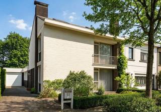 Hier begint jouw verhaal in Brasschaat. Deze halfopen bebouwing heeft heel wat troeven. Om te beginnen is er de uitstekende ligging, aan de rand van het groene Vriesdonk en op wandelafstand van het centrum van Brasschaat. U woont hier in een fijne, rustige buurt waar buren elkaar nog kennen.<br />Op een mooi perceel van 875 m² met een bouwbreedte van 11 meter geniet u van ruimte en rust. De heerlijke tuin is gericht op het oosten, zeer gewild bij steeds warmer wordende zomers. Hier is plaats in overvloed. <br />Binnen voelt u meteen dat dit een oerdegelijke woning is. De constructie is stevig, de indeling is doordacht en de aangename lichtinval op zowel het gelijkvloers als de verdieping zorgt voor een bijzonder fijne sfeer. De woning is instapklaar, maar biedt tegelijk ook nog heel wat mogelijkheden om ze verder naar eigen smaak aan te passen.<br />Op het gelijkvloers ervaart u een leuke, natuurlijke doorloop van de leefruimte naar de annexruimte, ideaal als bibliotheek, bureau of speelhoek, en verder naar de keuken. Vanuit zowel de keuken als de leefruimte heeft u toegang tot het windvrije terras,een zalige plek om in alle privacy te ontspannen. Via de zijdeur of de garage met sectionale poort komt u bovendien rechtstreeks aan de keuken uit, bijzonder handig met boodschappen.<br />Op de verdieping vindt u naast 3 slaapkamers en een badkamer ook een vlizotrap naar de indrukwekkend ruime zolder. Hier kan u echt beginnen dromen: de mogelijkheden zijn talrijk. Er zijn reeds Veluxramen aanwezig en de vloer is al voorzien van een chape.<br />Ook op energetisch vlak zijn er nog kansen om deze woning verder te optimaliseren. Een extra isolatielaag bovenop de bestaande 6 cm dakisolatie kan het EPC verbeteren, net als het vervangen van enkele ramen met enkel glas. De isolatie van het platte dak kon niet worden aangetoond en de cv-ketel is aan vernieuwing toe. Pakt u dit laatste eerst aan, dan komt u meteen op een score waarbij u niet langer renovatieplichtig bent.<br />Verder beschikt deze woning nog over een dubbele garage, een kelder én een kruipkelder.<br />Laat u niet misleiden door het EPC: deze score is absoluut snel en haalbaar te verbeteren.<br />Maak een afspraak om deze fijne, oerdegelijke woning zelf te ontdekken.<br />Bel Katrin op 03 283 44 00 of mail naar katrin@wollaertvastgoed.be.