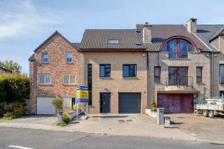 immo DAVID presenteert deze instapklare woning (bouwjaar 2014) met hoogwaardige afwerking en een uitzonderlijk hoog wooncomfort.<br /><br />Via de stijlvolle inkomhal met gastentoilet en ingebouwde vestiaire bereikt u de lichtrijke leefruimte van ca. 40 m² met vloerverwarming. De grote schuiframen zorgen voor veel natuurlijk licht en geven rechtstreeks toegang tot het westgerichte terras en de tuin.<br /><br />De open, volledig ingerichte keuken met eethoek sluit naadloos aan op de leefruimte. Aansluitend bevindt zich een praktische wasberging. De ruime garage met automatische sectionaalpoort is zowel via de oprit als via de woning bereikbaar.<br /><br />Op de eerste verdieping bevinden zich drie slaapkamers, waaronder een master bedroom met dressing, en een badkamer met ligbad en douche. De tweede verdieping biedt nog twee volwaardige slaapkamers en een tweede douchekamer, goed voor in totaal vijf slaapkamers.<br /><br />De woning beschikt over een ventilatiesysteem D, conforme elektriciteit, een uitstekende EPC-score A en een waterput van 5.000 liter.<br /><br />Rustig maar centraal gelegen, met een vlotte verbinding naar Brussel en de Ring. Openbaar vervoer, scholen, winkels, het Laarbeekbos en de fietssnelweg bevinden zich in de onmiddellijke omgeving.<br /><br />Een ideale gezinswoning waar ruimte, comfort, energiezuinigheid en een uitstekende ligging perfect samenkomen.