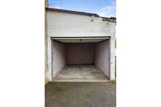  * Deze garagebox bevindt zich in het gelijkvloerse garagecomplex in de Prof. Vercouilliestraat, inrijden naast huisnummer 23. * Maximale...