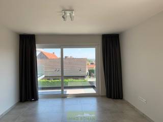 Recent appartement gelegen te Otegem. Dit appartement bestaat uit een inkomhall, toilet, wasplaats, leefruimte, keuken , 2 slaapkamers,...