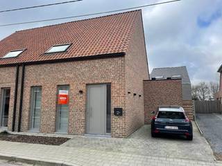 Jonge (BJ:2021) halfopen woning bestaande uit inkomhal, gastentoilet, woonkamer, volledig ingerichte keuken en wasplaats/berging. Boven zijn...
