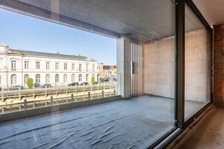 Op zoek naar een volledig afgewerkte hoogwaardige nieuwbouwwoning aan 6 % BTW*. Dan is dit een mooie opportuniteit <br /><br />Deze woning met een bewoonbaar opp. maar liefst 280 m2, in high-end architectuur heeft een eigen lift (rolstoeltoegankelijk) van het gelijkvloers tot op de derde verdieping. <br /><br />Op het gelijkvloers: de inkomhal (+ toilet), aan de straatzijde een lichtrijke ruimte, ideaal voor wie op zoek is naar een bureel of praktijkruimte voor vrij beroep, een (ingerichte) badkamer, berging en extra (slaap)kamer. Door de polyvalente inrichting biedt deze verdieping een opportuniteit voor wie o.a. gelijkvloers (rolstoeltoegankelijke) (groeps-)praktijkruimte, kantoorruimte..... zoekt.<br />Er is mogelijkheid om de woning volledig afwerkt aan te kopen met onderstaand vermelde hoogwaardige en stijlvolle afwerking zoals foto's (van naastgelegen afgewerkte woning) in deze advertentie. Vermelde prijs is afgewerkt opgeleverd. <br /><br />Op de 1e verdieping een open keuken + woonruimte van waaruit u toegang heeft tot het ruime terras <br />De twee verdieping omvat een zithoek , ruime slaapkamer, badkamer en afzonderlijk toilet. <br />Vanop de 3e verdieping heeft U vanuit de lichtrijke slaapkamer met dressing, douchekamer, .... toegang tot het terras. <br /><br />Momenteel kan deze woning nog "casco" aangekocht worden en de indeling aangepast worden naar uw wensen. Prijs afwerking beschikbaar op aanvraag*<br /><br />Interesse in een bezoek of graag bijkomende info? <br />Contacteer Pieter Cardoen op 0475 361252. <br /><br />*Contacteer ons i.v.m. de voorwaarden.