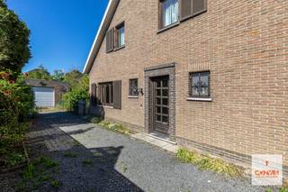 Deze woning bevindt zich op een <strong>gegeerde locatie</strong> in een rustige en residentiële buurt in Baarle-Drongen. De woning zelf is te renoveren en biedt <strong>veel potentieel</strong> om er een hedendaagse en comfortabele thuis van te maken.<br /><br />Via de inkomhal begeeft u zich naar de <strong>lichtrijke woonkamer</strong> met aansluitend de keuken met praktische keukenberging. Via het grote schuifraam heeft u toegang tot de aangename en perfect georiënteerde tuin met garage en tuinberging.<br />Op de eerste verdieping bevinden zich drie volwaardige slaapkamers, een kleinere kamer en een badkamer.<br /><br />Verder wordt de woning gekenmerkt door haar goede bereikbaarheid, logische indeling, aangename lichtinval en haar uitstekende ligging in een rustige en kindvriendelijke woonwijk.<br /><br />Interesse in deze gezellige woning met veel potentieel? <strong>Contacteer Gijs</strong> via gijs@convas.be of 0492 84 48 24 (telefonisch of via Whatsapp).