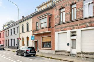 Ontdek dit robuuste, te renoveren huis met een woonoppervlakte van ongeveer 244 m², gelegen op een perceel van 520 m², vlakbij het centrum van Doornik.De begane grond bestaat uit een inkomhal met een open trap, een apart toilet, een ruime woonkamer met zit- en eetgedeelte, een keuken met eethoek en een stookruimte die toegang biedt tot de tuin.Op de eerste verdieping leidt een ruime overloop naar twee mooie slaapkamers en een badkamer.De tweede verdieping omvat twee extra slaapkamers en een ruimte die kan worden ingericht als doucheruimte.Buiten beschikt het pand over een terras, een volledig ommuurde en omheinde tuin, twee garages en een berging die via de achterzijde toegankelijk is.Technische kenmerken: centrale verwarming op gas, houten en PVC-kozijnen met enkel- en dubbelglas, aansluiting op de riolering, EPC-klasse D.De indeling van het terrein biedt bovendien de mogelijkheid, mits de nodige stedenbouwkundige vergunningen worden verkregen, om het perceel op te splitsen of een project met meerdere garages te ontwikkelen.Een ruim pand met talrijke inrichtingsmogelijkheden, ideaal voor professionals in de bouwsector, investeerders of gezinnen die op zoek zijn naar een groot renovatieproject.Zeker een bezichtiging waard!