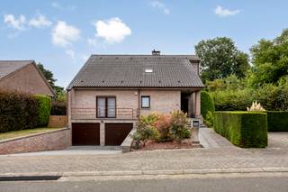 Immo Pické vous propose cette villa idéalement située à Sint-Pieters-Leeuw, à proximité des commerces, des écoles, des transports en commun, des axes routiers et de toutes les commodités. Au rez-de-chaussée, cette maison dispose d’un vaste hall d’entrée, d’un salon spacieux et lumineux avec coin repas (46 m²), d’une cuisine équipée spacieuse (22 m²), de toilettes pour invités, d’une salle de bains et de deux chambres (24 m² avec dressing et 12 m²). Au premier étage, cette maison dispose d’un très grand couloir de nuit donnant accès à pas moins de 4 chambres supplémentaires (13 m², 15 m², 10 m² et 16 m²). On y trouve également une deuxième salle de bains et des toilettes séparées. Au sous-sol, cette maison dispose d’un double garage et de plusieurs pièces de rangement. La maison dispose également d’une terrasse spacieuse et d’un grand jardin avec un abri de jardin. Devant la maison, on trouve plusieurs places de stationnement. À noter : EPC C, 18 panneaux solaires (représentant au total environ 5 400 kWh), … .
