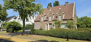 Deze ruime villa met mooie tuin is gelegen aan de rand van het centrum. U komt binnen in een ruime inkomhal met gastentoilet en toegang tot het leefgedeelte. Een zeer ruime living met eethoek. Prachtige eiken vloer en eiken wandmeubel voor tv en boeken. Hier tussen een mooie gashaard met prachtige hardstenen omlijsting. Veel ramen in de living zodat u binnen van uw tuin kunt genieten. De keuken is zeer ruim en volledig uitgerust. Extra diepe lades tegen de wand. Grote koelkast, vaatwasser, dubbele spoelbak en een combi-oven en een stoom-oven zodat u heerlijk kunt koken. In de keuken ook plaats voor een gezellige tafel. <br />Naastgelegen is nog een berging voor uw wasmachine en droogkast. Ook een kelder en toegang tot een ruime garage waar u de auto in kwijt kunt. Aan de zij-ingang van de woning is een extra douchekamer met toilet. <br />Beneden in hal is nog een extra kantoor ruimte. Als we naar boven gaan, dan vinden we daar een ruime overloop die toegang geeft tot 4 slaapkamers en een zeer ruime badkamer. Hier overal parket. De badkamer is volledig uitgerust met groot bad, ruime douche, dubbel lavabo en toilet. Er is nog een grote zolder die volledig geïsoleerd is en toegankelijk met een vlizo trap. <br />De villa is altijd zeer goed onderhouden en afgewerkt met hoogwaardige materialen. Aan de achterzijde overal elektrische screens voor de zon. Aan de zijkanten poorten zodat uw tuin geheel privé is. Een zeer mooi aangelegde volwassen tuin met verschillende terrassen. Een tuinhuis. Een fijne oprit met mogelijkheid voor 2 auto's. <br />Kortom een TOP villa voor wie privacy aan de rand van het dorp zoekt! <br />Verwarming op gas. EPC C label, ARAI conforme elektrische keuring, asbestattest in opmaak. <br />Interesse in een bezoek, bel Chantal 0468/156151 of e-mail naar info@domus-immobilien.be.