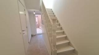 In het centrum van Poperinge, én op een boogscheut van klein- en groothandel, bevindt zich deze lichtrijke en pas gerenoveerde woning met...