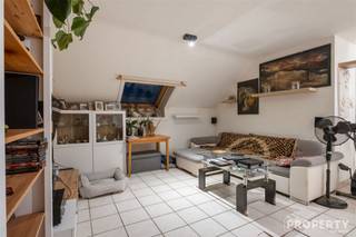 Cet appartement est situé au troisième étage.Aménagement : hall d'entrée,