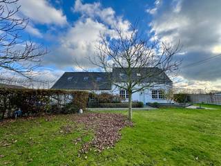 TE HUUR - ZOMERGEM. Op een uitzonderlijk rustige locatie in Zomergem vind je deze karaktervolle, volledig gerenoveerde fermette met...